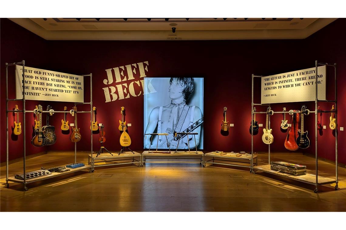 Gitarrensammlung von Jeff Beck: Ochsenblut und Tina Turner In den Räumen des Londoner Auktionshauses Christie's ist die Gitarrensammlung von Jeff Beck ausgestellt, bevor sie versteigert wird.