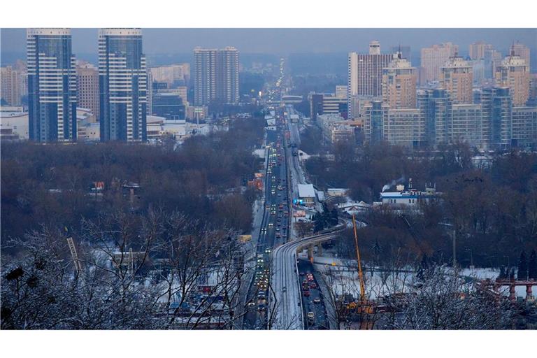 In den Stadtteilen Kiews am linken Ufer des Flusses Dnipro ist nach neuerlichen russischen Angriffen neben der Wärme- auch die Wasserversorgung ausgefallen. (Archivbild)
