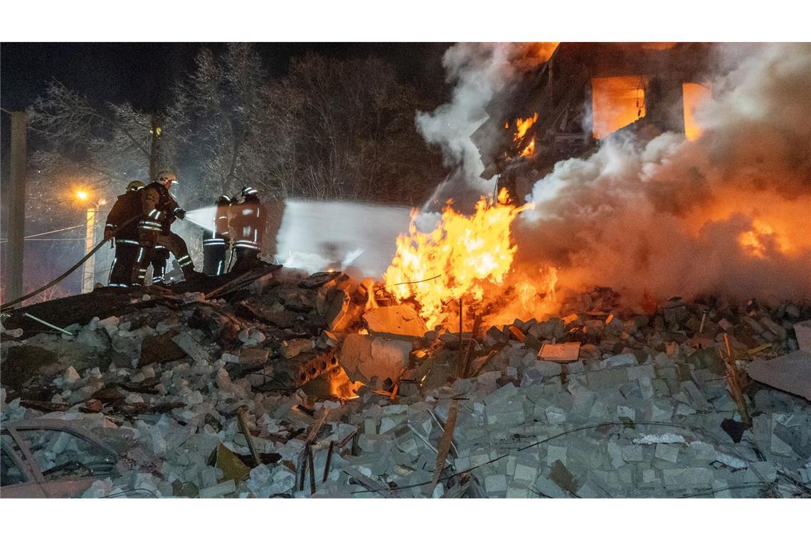In den Trümmern des von einer Rakete getroffenen Wohnhauses gab es mehrere Tote und Verletzte.