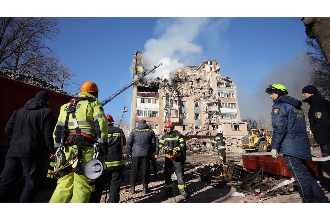 In den Trümmern des Wohnblocks in Ternopil werden immer noch Verschüttete vermutet.