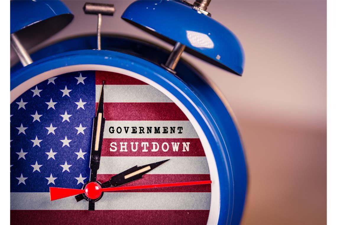 Was bei einem Government-Shut-Down passiert - Aktuelle Lage erklärt In den USA droht erneut ein Government Shutdown. Sie, was ein Shutdown bedeutet, welche Folgen drohen und warum aktuell Massenentlassungen im Raum stehen.