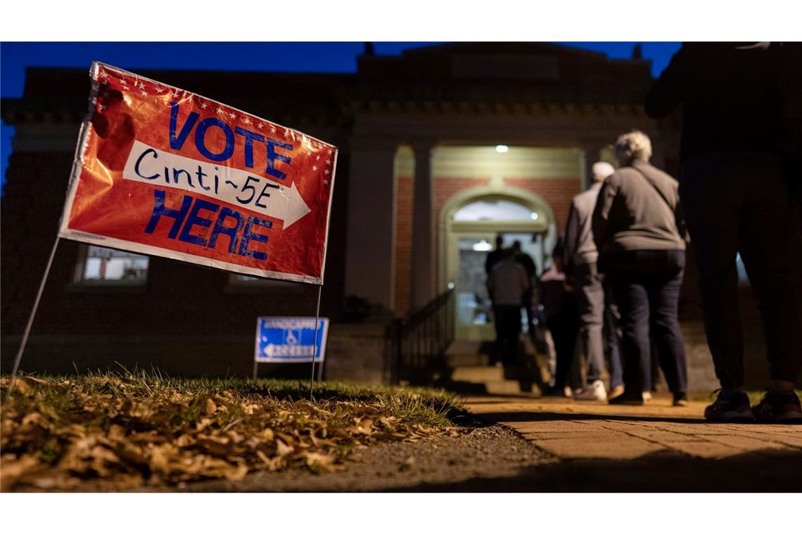 Bilder des Tages In den USA haben die ersten Wahllokale geöffnet. Hier warten Wähler in Cincinnati darauf, ihre Stimme abzugeben.