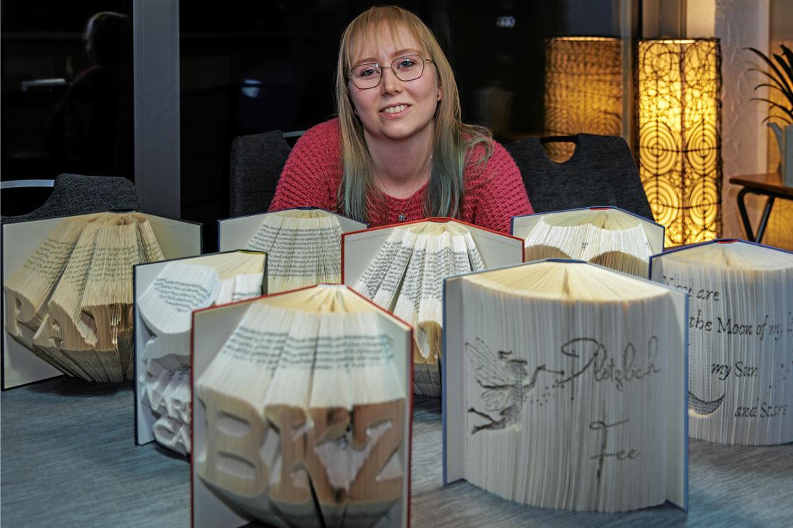 Aus alten Büchern einzigartige Deko falten In den vergangenen Jahren hat Samantha Bäßler schon so einige Dekobücher gefaltet. Fotos: Stefan Bossow