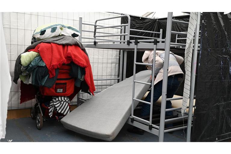 In den Zeiten der größten Überlastung wurden mancherorts Geflüchtete in Sporthallen einquartiert. (Archivbild)