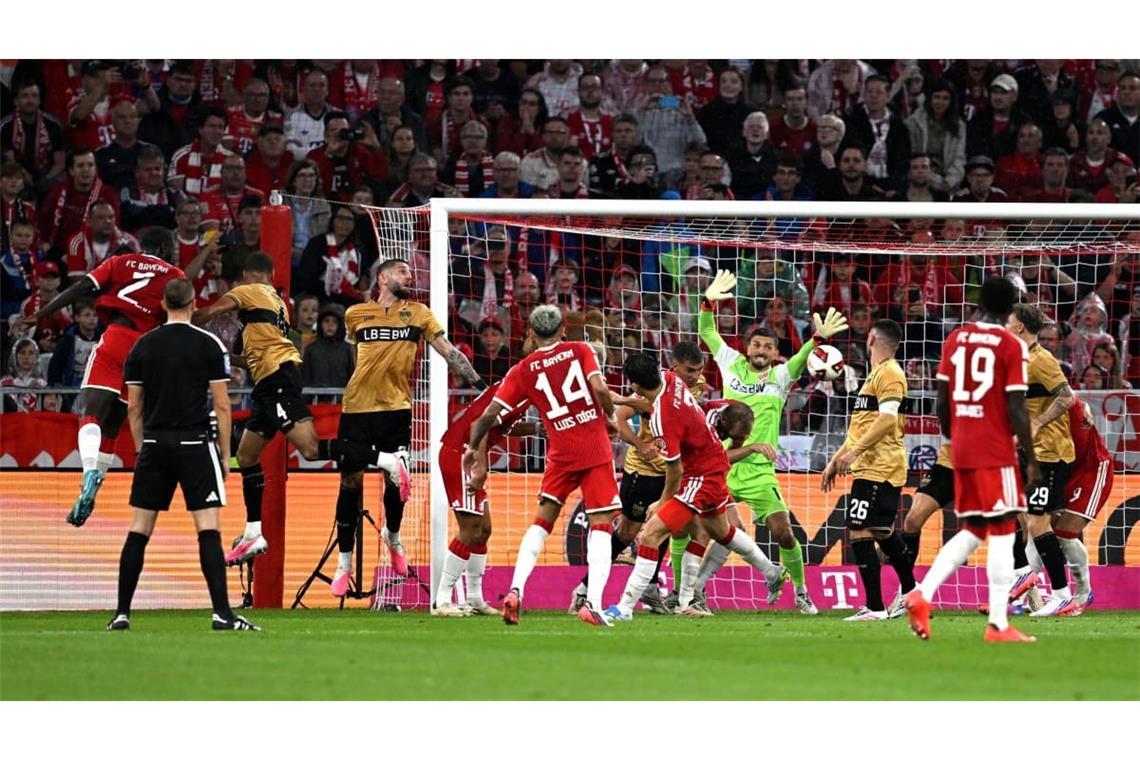In der 21. Minute zappelt der Ball im Netz des VfB. Upamecano trifft nach einer Ecke per Kopf zur Führung für die Bayern.