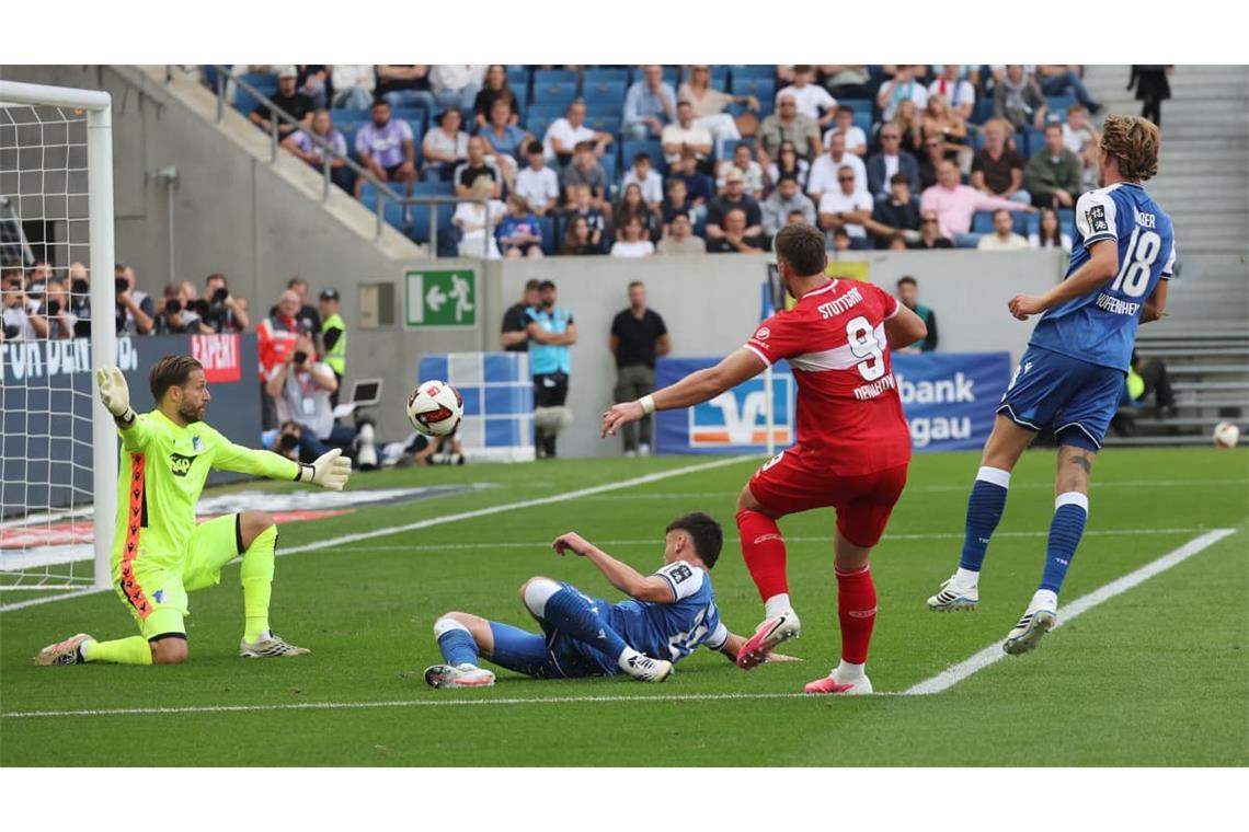 In der 22. Minute ist es erneut Demirovic, der an Baumann scheitert.