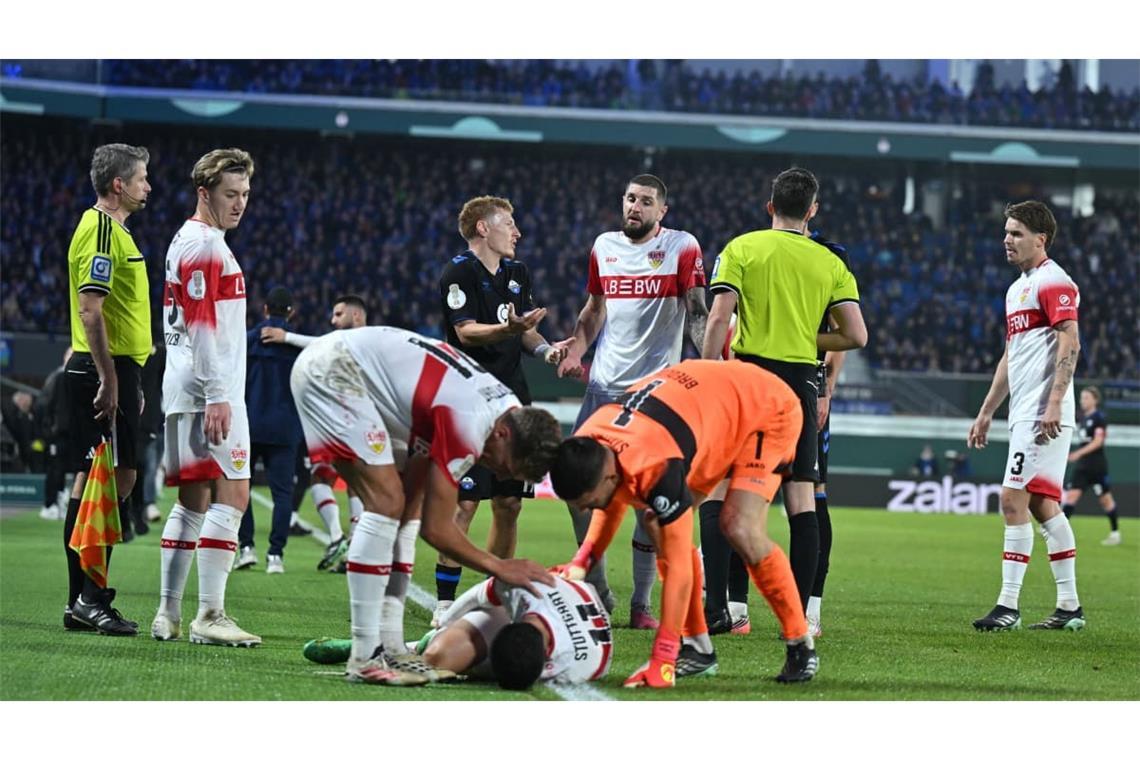 In der 37. Minute grätscht Laurin Curda Bilal El Khannouss von hinten um und&nbsp;…