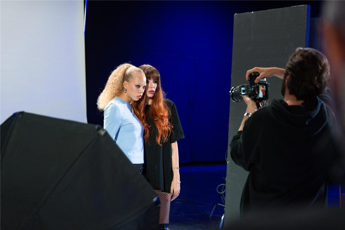 Model bricht beim Fotoshooting zusammen In der 5. Folge von „Germany’s Next Topmodel“ 2025 stand ein Fotoshooting mit großen Emotionen auf dem Plan.