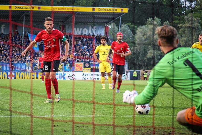 In der 67. Minute ist die Großaspacher Welt noch in Ordnung, als Kapitän Volkan Celiktas einen Foulelfmeter zur 2:1-Führung für die Gastgeber sicher verwandelt. Fotos: Alexander Becher