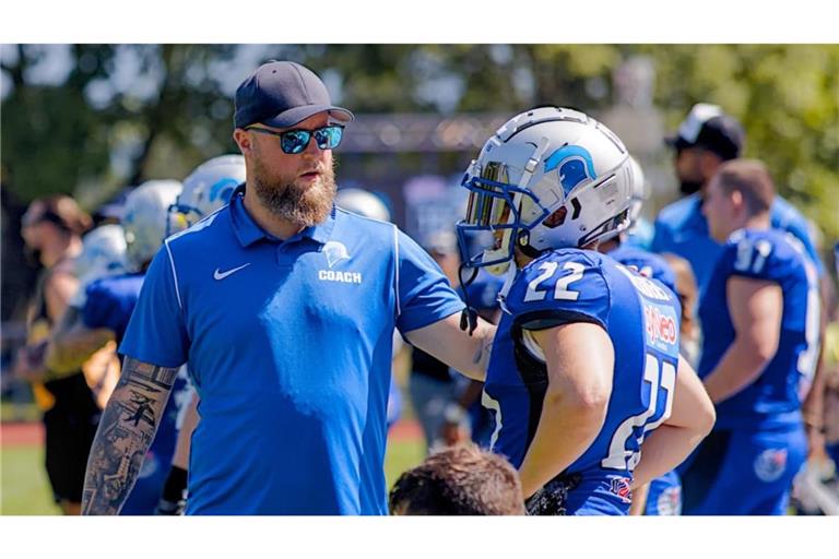 In der abgelaufenen Saison wirkte Kevin Selje (li.) als Special Teams Coordinator und Defensive Backs Coach bei den Albershausen Crusaders: Jetzt kehrt er als Headcoach zu den Holzgerlingen Twister zurück.