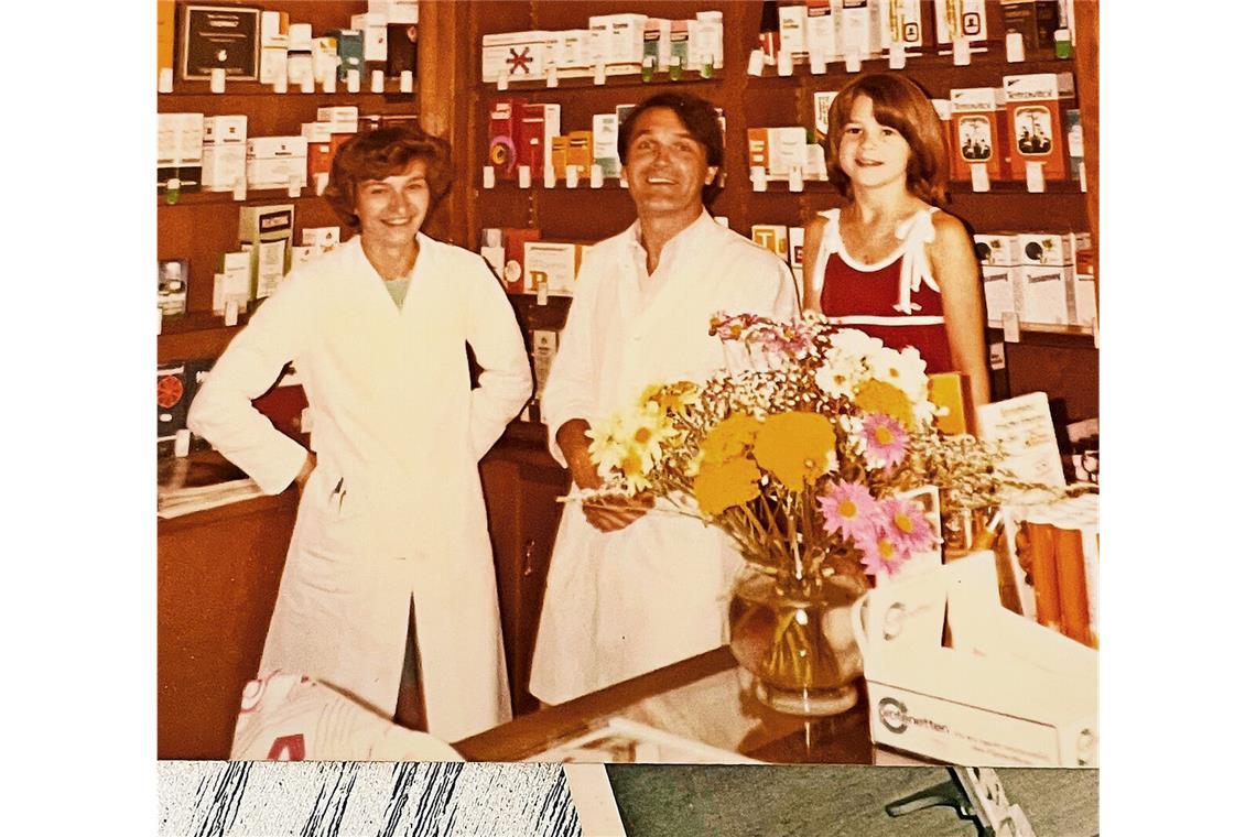 Apotheker arbeitet noch mit 81 Jahren In der Apotheke finden sich zahlreiche Fotos aus vergangenen Zeiten wie dieses hier.