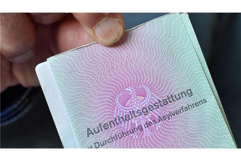 In der Ausländerbehörde in Heilbronn kommt seit Anfang Oktober auch eine KI-Software zum Einsatz. (Symbolbild)