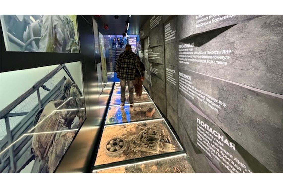 In der Ausstellung wird auch auf die im völkerrechtswidrigen Angriffskrieg eroberten ukrainischen Gebiete hingewiesen.