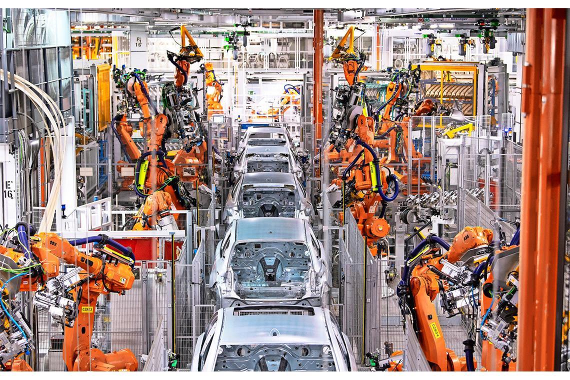 In der der Liederhalle sind die Roboter los der In der Autoproduktion gehören Roboter schon lange zum Alltag. Doch sie können noch viel mehr.
Foto: dpa/Sven Hoppe
In der Autoproduktion gehören Roboter schon lange zum Alltag. Doch sie können noch viel mehr.
Foto: dpa/Sven Hoppe