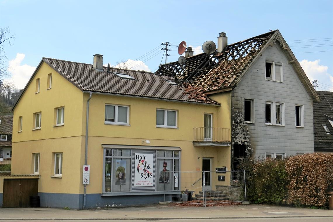 In der Bahnhofstraße hat es in dem Haus, in dem am Montagnachmittag ein Feuer ausgebrochen war, erneut gebrannt. Die Feuerwehr löschte den Dachstuhlbrand, der sich aus einem Glutnest heraus entwickelt hat. Foto: C. Schick