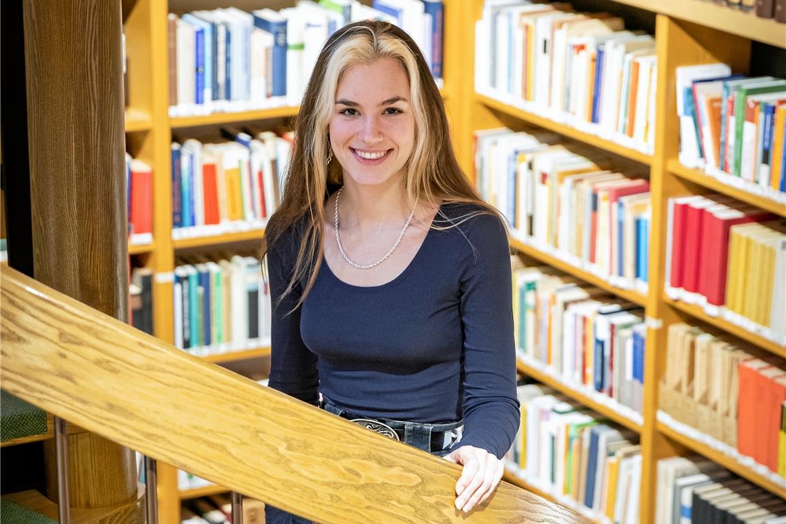 In der Bibliothek der Missionsschule leiht Kira Geiss regelmäßig Bücher aus. Foto: Alexander Becher