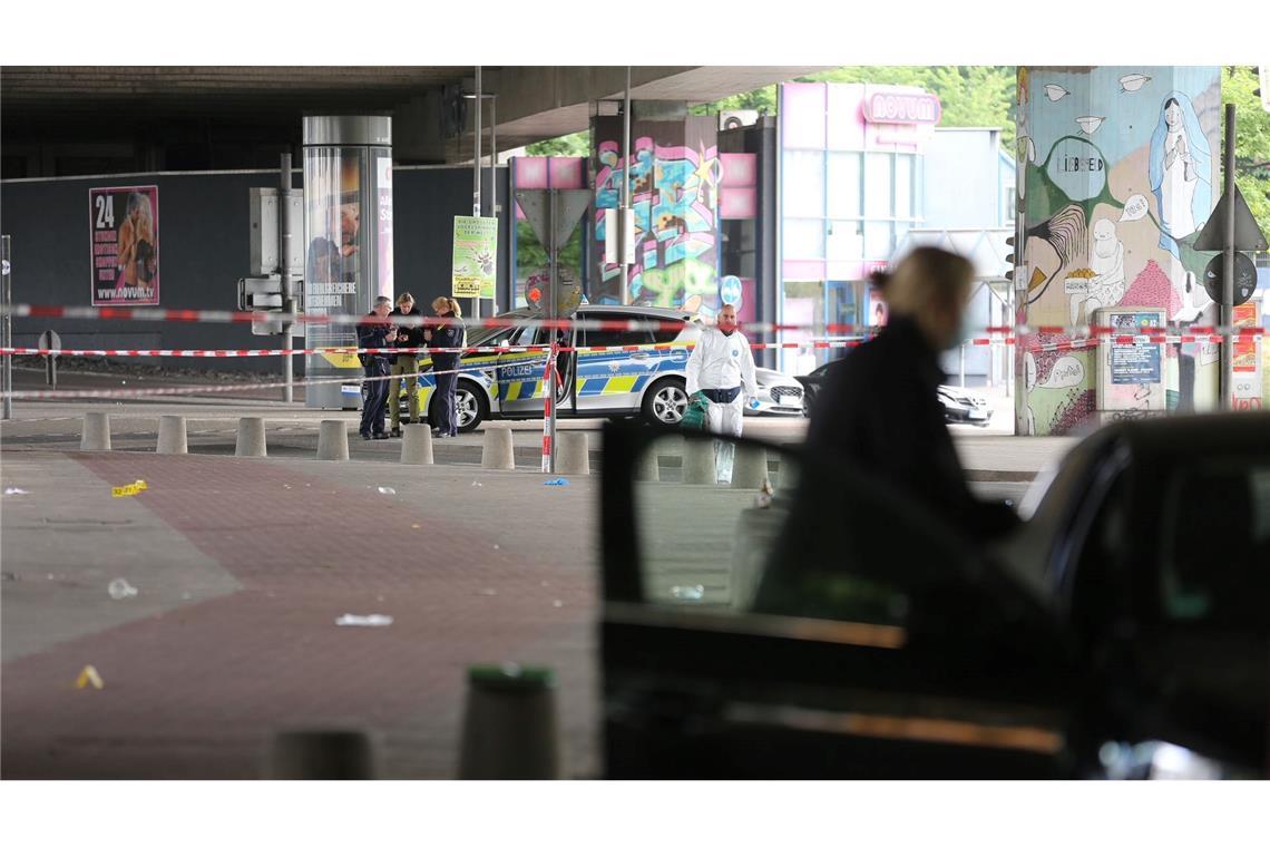 Mann verletzt mehrere Menschen in Bielefeld - Fahndung läuft In der Bielefelder Innenstadt soll ein Mann mehrere Menschen in der Nacht verletzt haben.