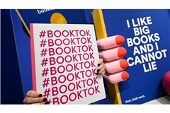 In der BookTok-Community tauschen sich vor allem junge Menschen über ihre Lieblingsbücher aus. (Archivbild)