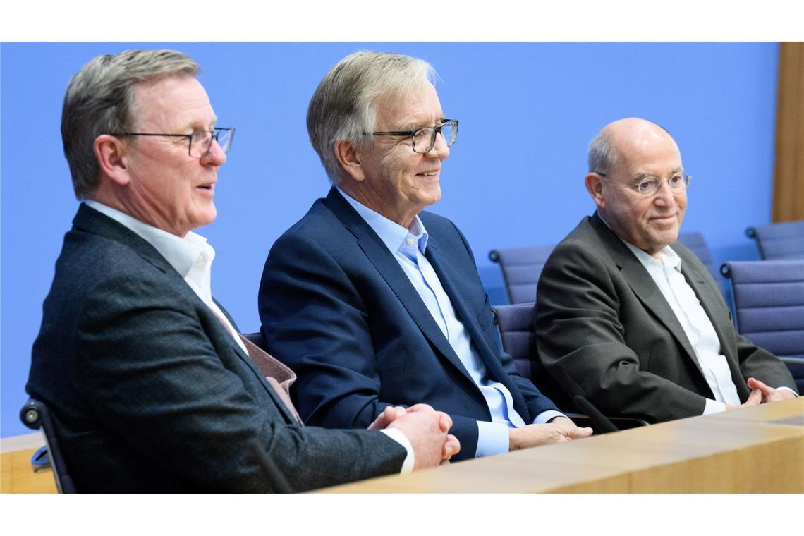 Mit "Mission Silberlocke" will Linke wieder in den Bundestag In der Bundespressekonferenz zeigten sich die künftigen Direktkandidaten Bodo Ramelow, Dietmar Bartsch und Gregor Gysi recht siegesgewiss.