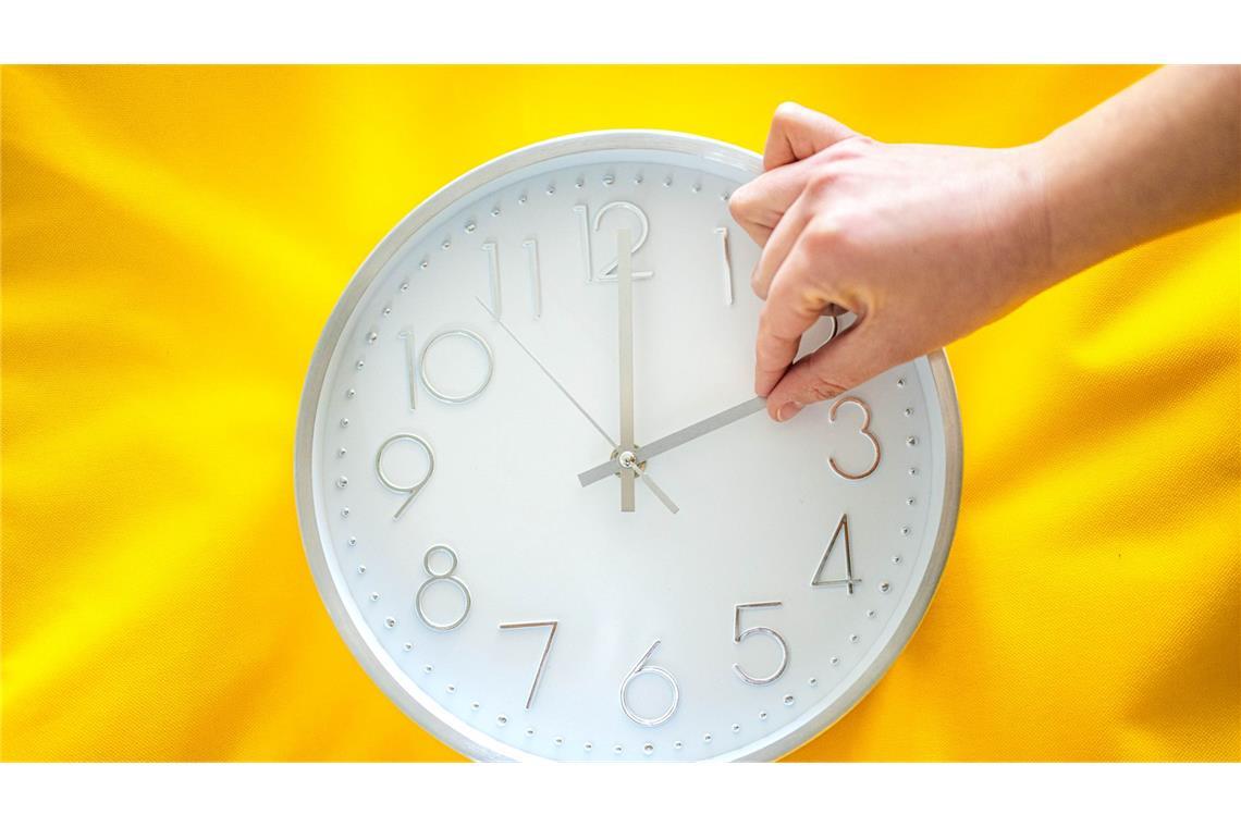 Uhren werden umgestellt - am Sonntag beginnt die Sommerzeit In der Debatte um die Abschaffung der Zeitumstellung ist eine Lösung möglich, aber keine schnelle. (Symbolbild)