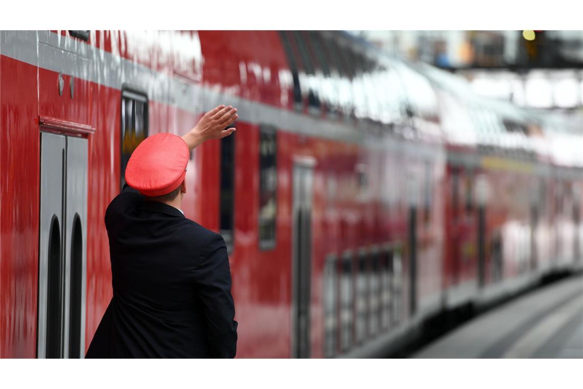 In der Debatte um eine verbesserte Sicherheit für Zugbegleiter machen sich Politiker und Polizeivertreter für weniger Ausweiskontrollen in Zügen stark (Symbolfoto).