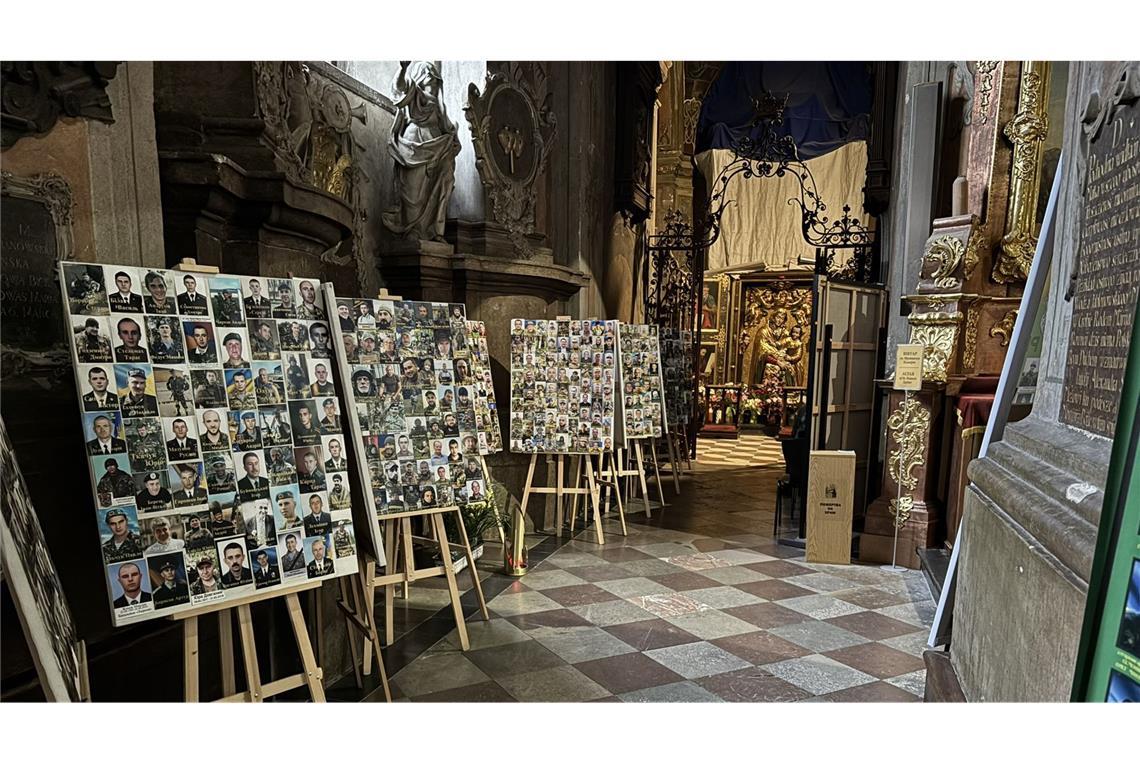 Kaffee, Tee und Wut auf Trump In der den Aposteln Peter und Paul gewidmeten Garnisonskirche von Lwiw, dem früheren Lemberg, sind Fotos hunderter seit dem russischen Überfall auf die Ukraine am 24. Februar 2014 getöteten ukrainischen Soldaten aufgestellt. Die Soldatinnen und Soldaten kamen aus dem Gr0ßraum Lwiws.In der 1630 fertiggesteltlen Barockkirche wird vor allem Mariens gedacht.