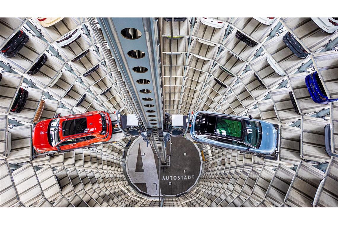 "Rabenschwarzes Quartal" für deutsche Autohersteller In der deutschen Autoindustrie stehen Tausende Stellen auf dem Spiel - auch bei VW. (Archivbild)