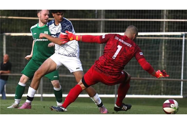In der ersten Pokalrunde schalteten die TSF Ditzingen den TSV Münchingen aus: TSF-Spieler Arne Poster (li.) erzielt das 2:0 gegen Julian Guha und Torhüter Maximilian Kunz