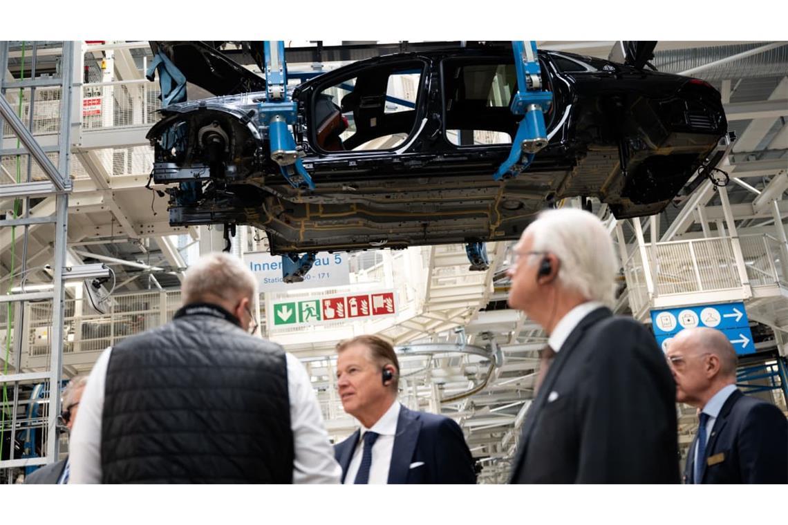 In der Factory 56 fertigt Mercedes-Benz Luxusmodelle. Auch in diesen Teil des Werks bekam die Delegation Einblicke. In Sindelfingen dabei waren unter anderen&nbsp;…