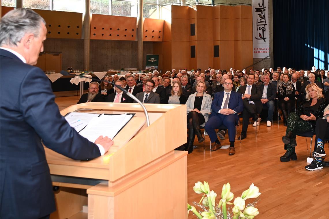 Wandel für mehr Wettbewerbsfähigkeit In der fast voll besetzten Halle spricht Nopper beim Neujahrsempfang über einen Paradigmenwechsel zu mehr Konzentration auf wirtschaftliche Wettbewerbsfähigkeit. Foto: Elisabeth Klaper