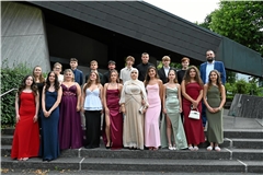 In der Festhalle wurden die Zehntklässler der Walterichschule verabschiedet. Fotos: Elisabeth Klaper