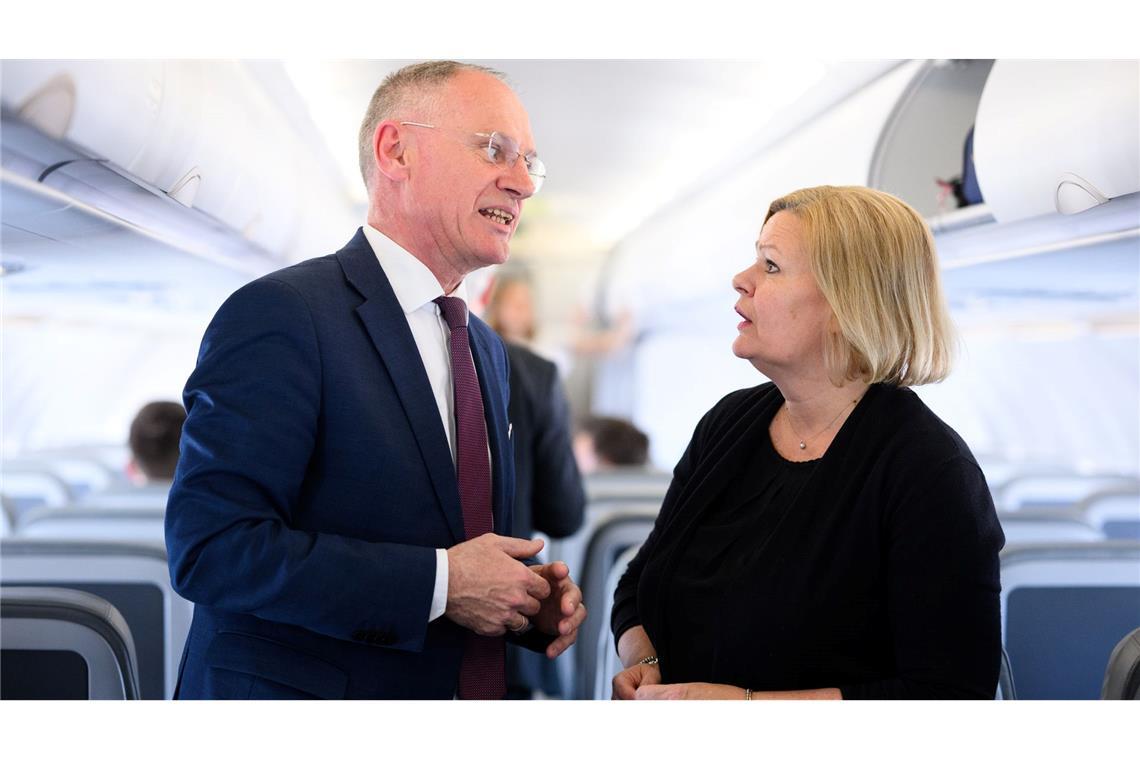 Faeser lotet Möglichkeiten für Rückkehr nach Syrien aus In der Flüchtlingspolitik stimme man sich eng ab, betonen Nancy Faeser und Gerhard Karner.