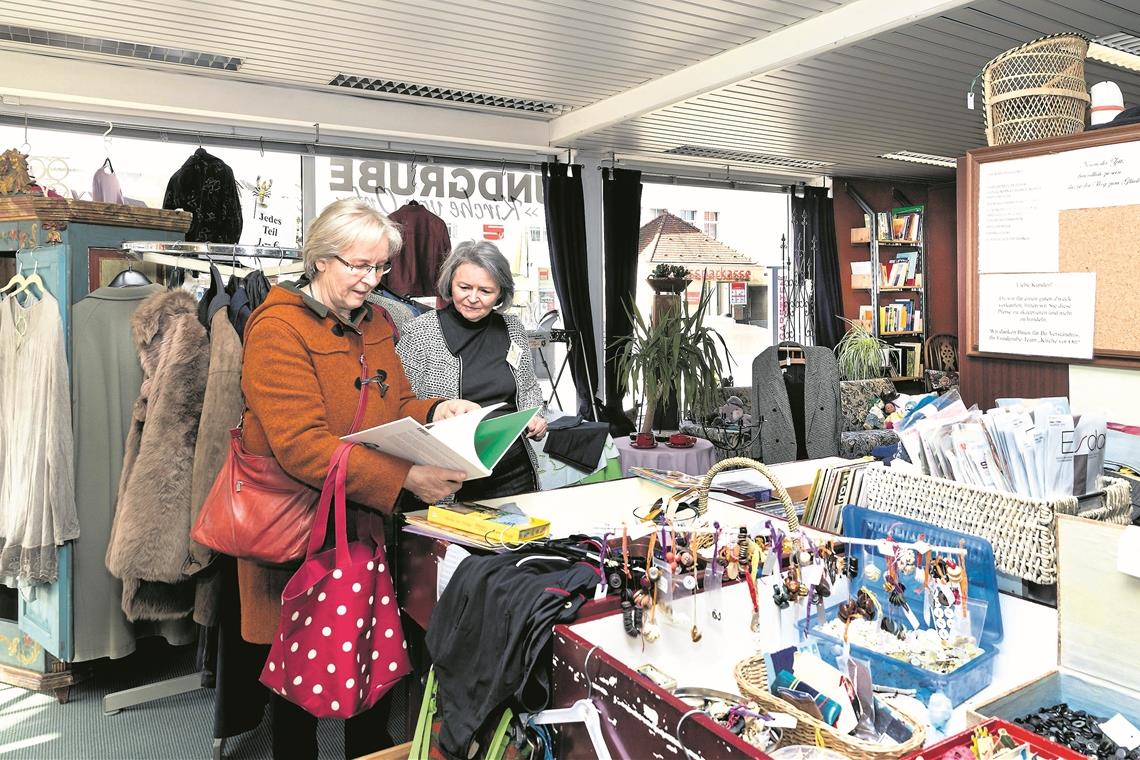 Begegnungscafé und Fundgrube funken SOS In der Fundgrube gibt es ein großes Sortiment an Gebrauchtwaren, unter anderem Kleidung, Hausrat, Bücher, Spiele, CDs und Schallplatten. Mit dem Erlös wird das Café unterstützt.
