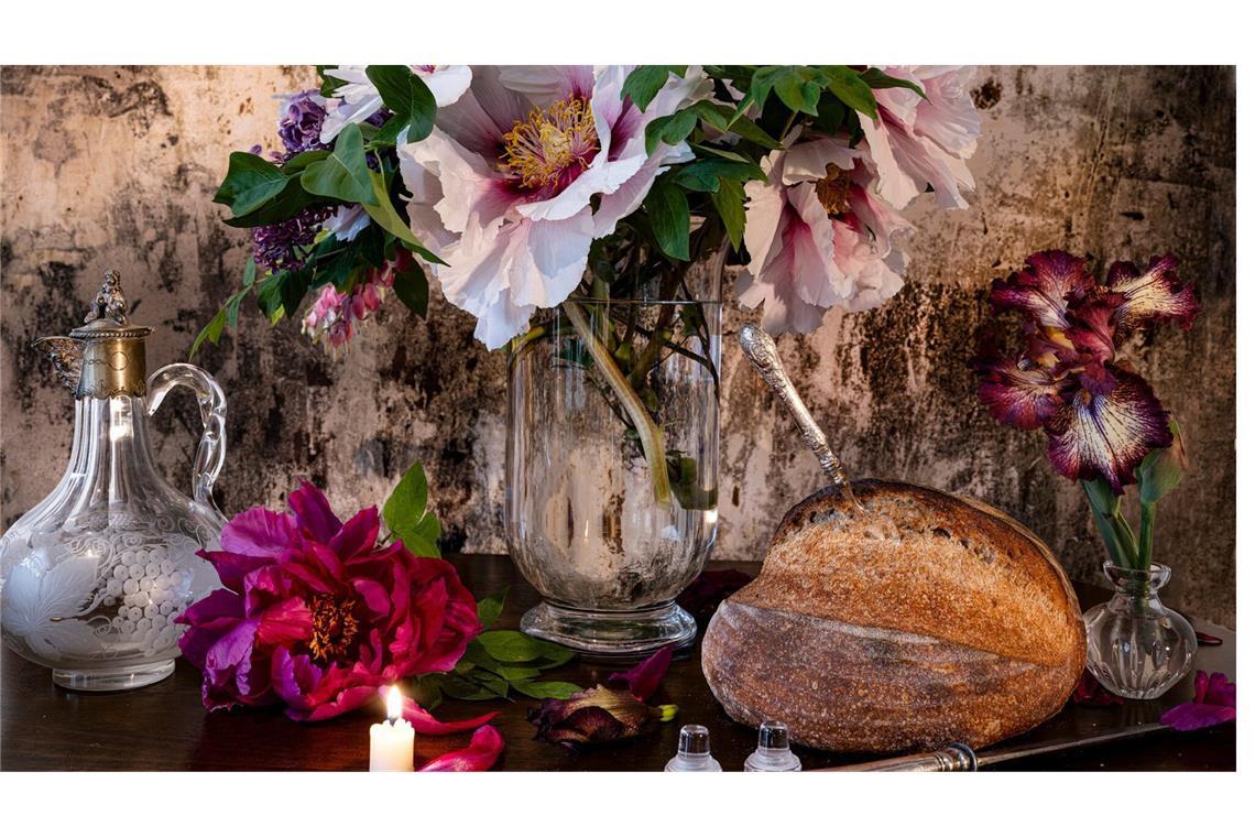 In der Galerie Schlichtenmaier in Grafenau (Schloss Dätzingen) zu sehen:  Vera Mercer, Peonies in May