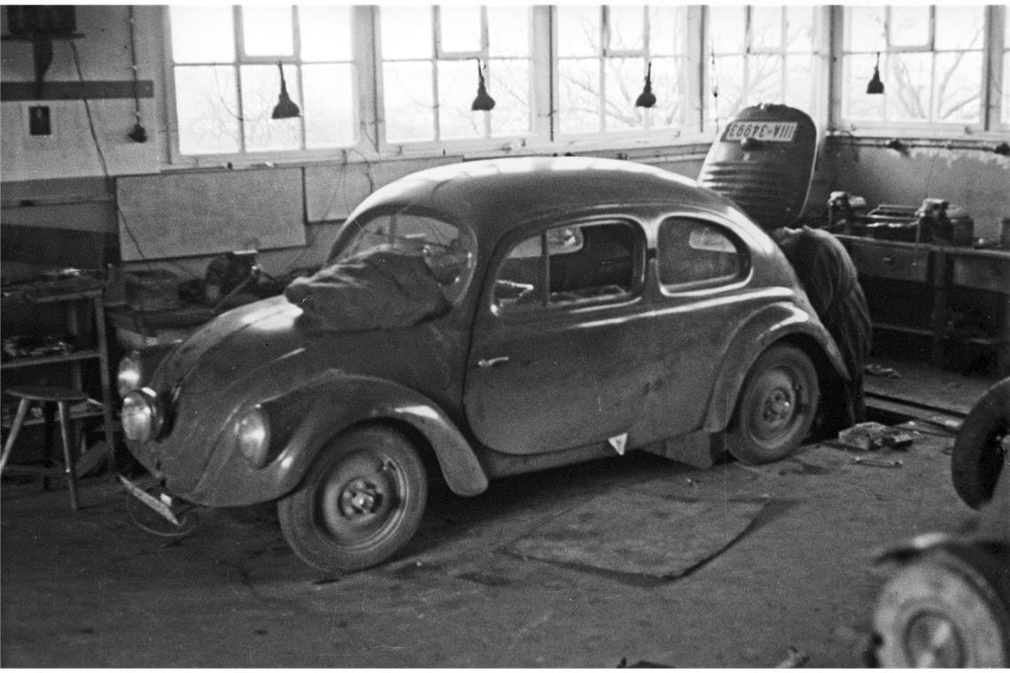 In der Garage seiner Villa am Feuerbacher Weg entwickelt Ferdinand Porsche in Hitlers Auftrag  den KdF-Wagen, der nach dem Krieg  als VW Käfer bekannt wird und Porsches Ruhm begründet. Er steht  bis Januar 1951  an der Spitze der Firma, aus der zuerst  die Porsche KG und später die Porsche AG hervorgehen,  die sich zur Weltmarke für Sportwagen entwickelt.