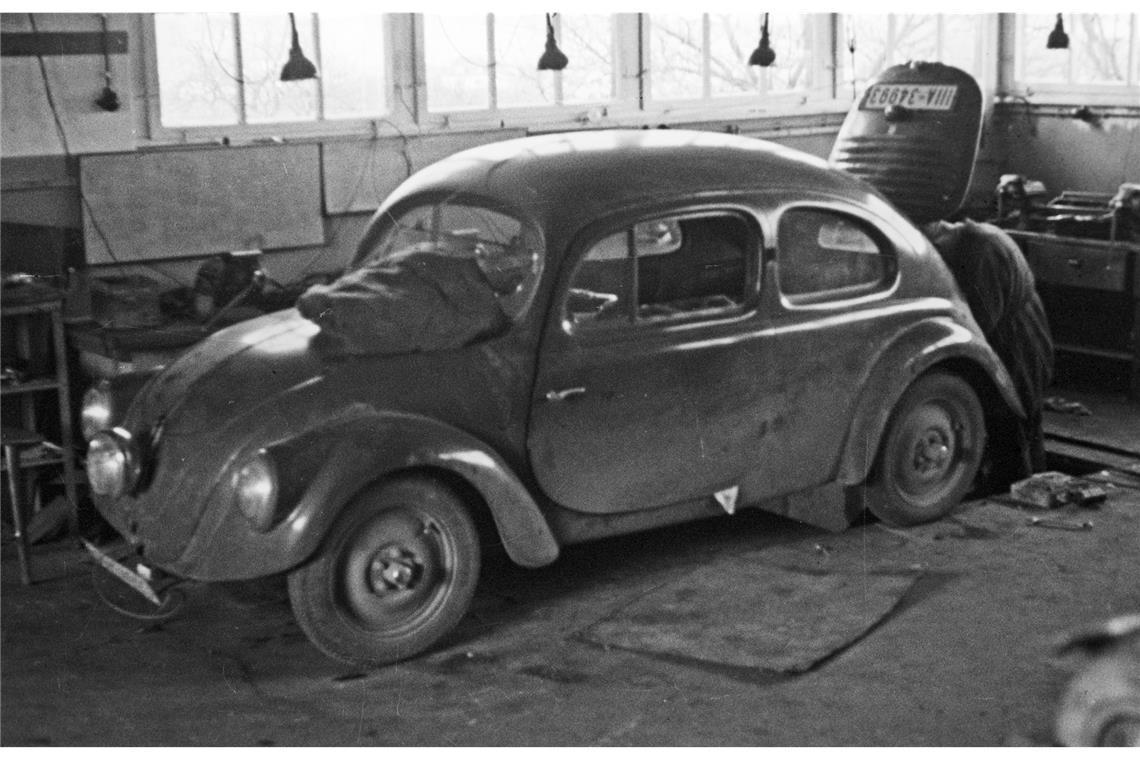 In der Garage seiner Villa am Feuerbacher Weg entwickelt Ferdinand Porsche in Hitlers Auftrag  den KdF-Wagen, der nach dem Krieg  als VW Käfer bekannt wird und Porsches Ruhm begründet. Er steht  bis Januar 1951  an der Spitze der Firma, aus der zuerst  die Porsche KG und später die Porsche AG hervorgehen,  die sich zur Weltmarke für Sportwagen entwickelt.