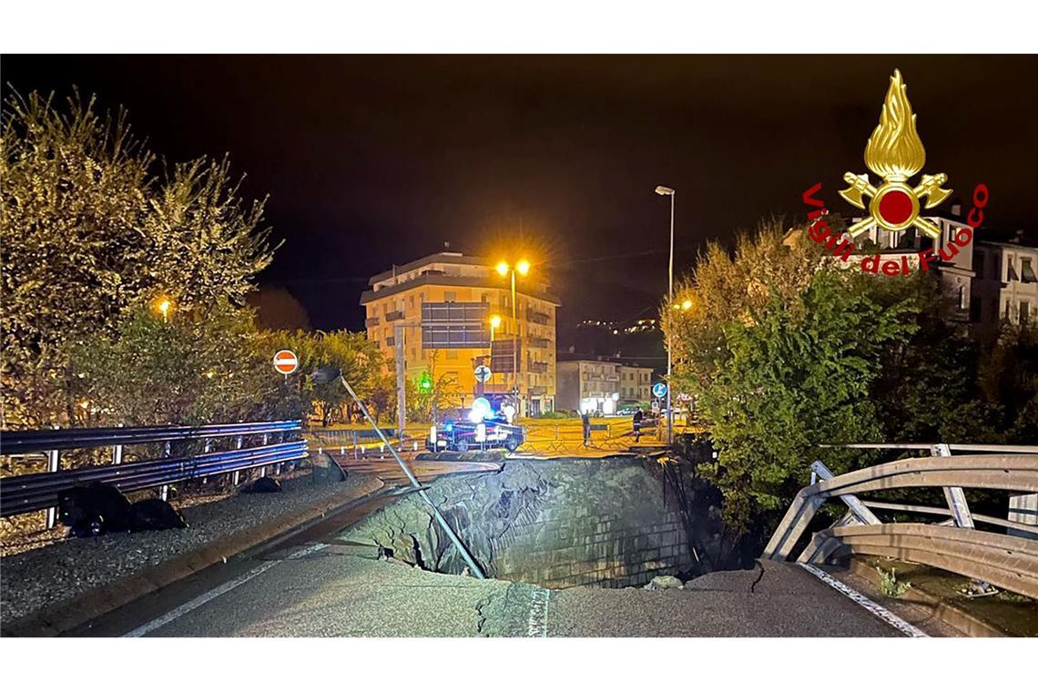 Aufräumen nach Unwettern in Italien - Gefahr nicht gebannt In der Gemeinde Valdagno stürzte ein Auto durch ein Loch in der Brücke in den Wildbach Agno.