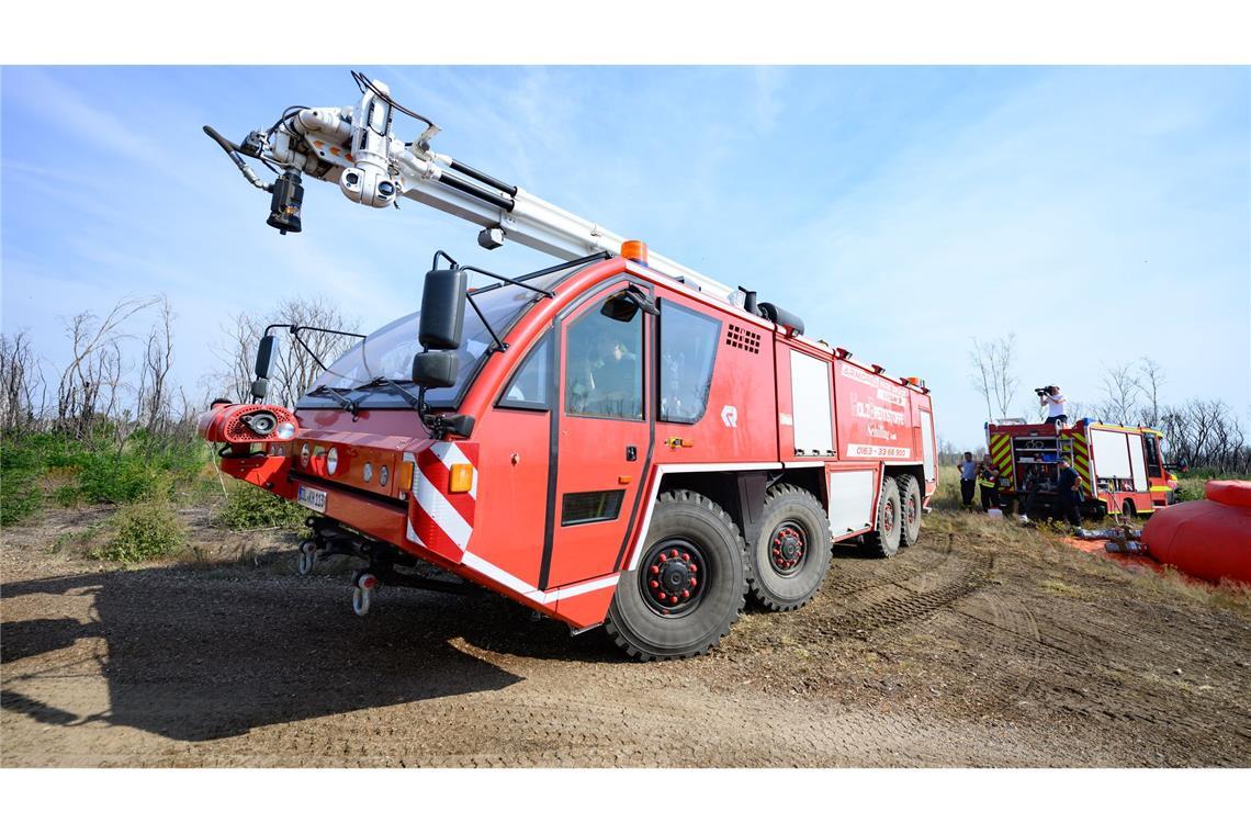 In der Gorischheide ist die Feuerwehr auch mit Sonderfahrzeugen vor Ort.