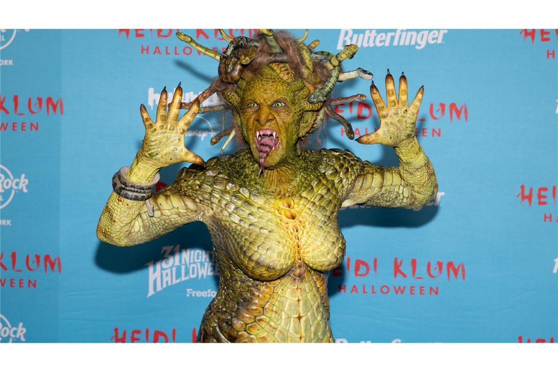 Heidi Klum als monströse Medusa - Tom zu Stein erstarrt