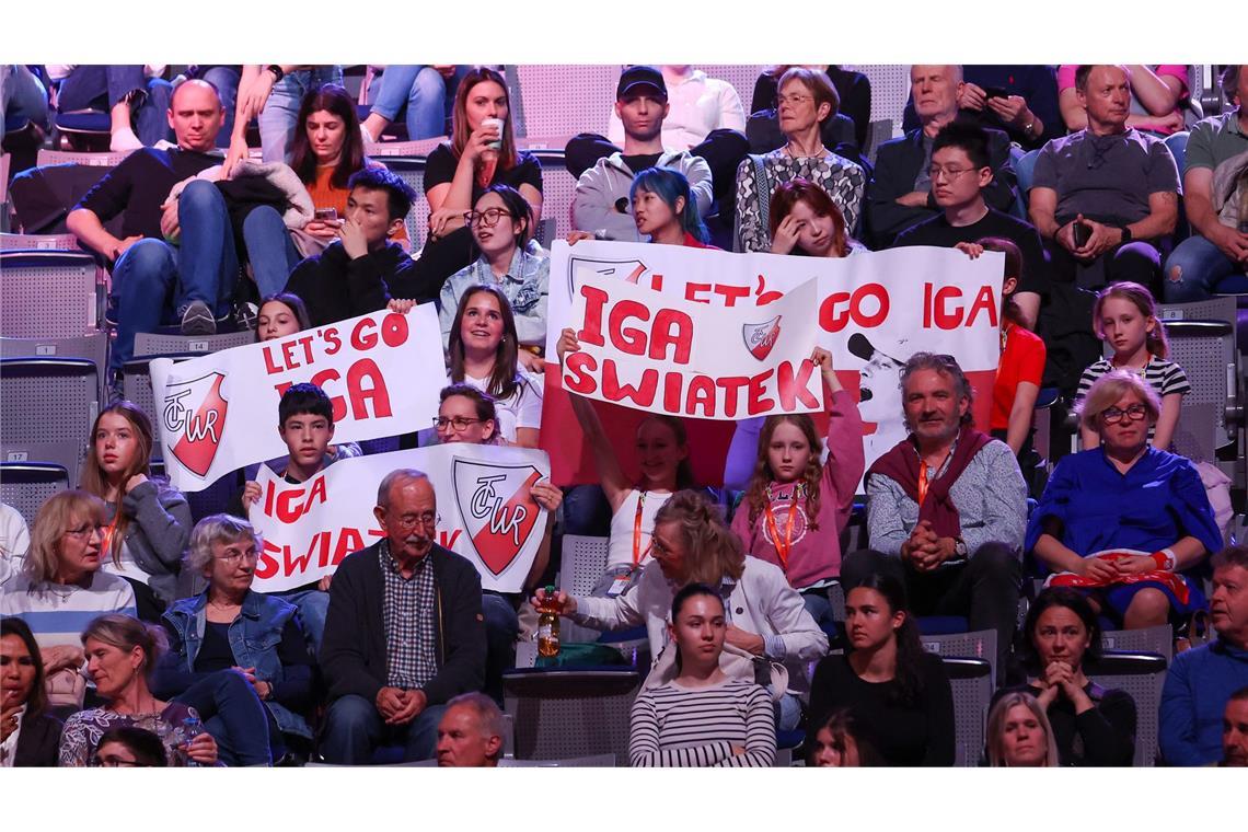Ekaterina Alexandrowa – die Außenseiterin dreht auf In der Halle wiederum hat jede Spielerin ihren persönlichen Fanclub – auch Iga Swiatek, die Nummer zwei der Tenniswelt.