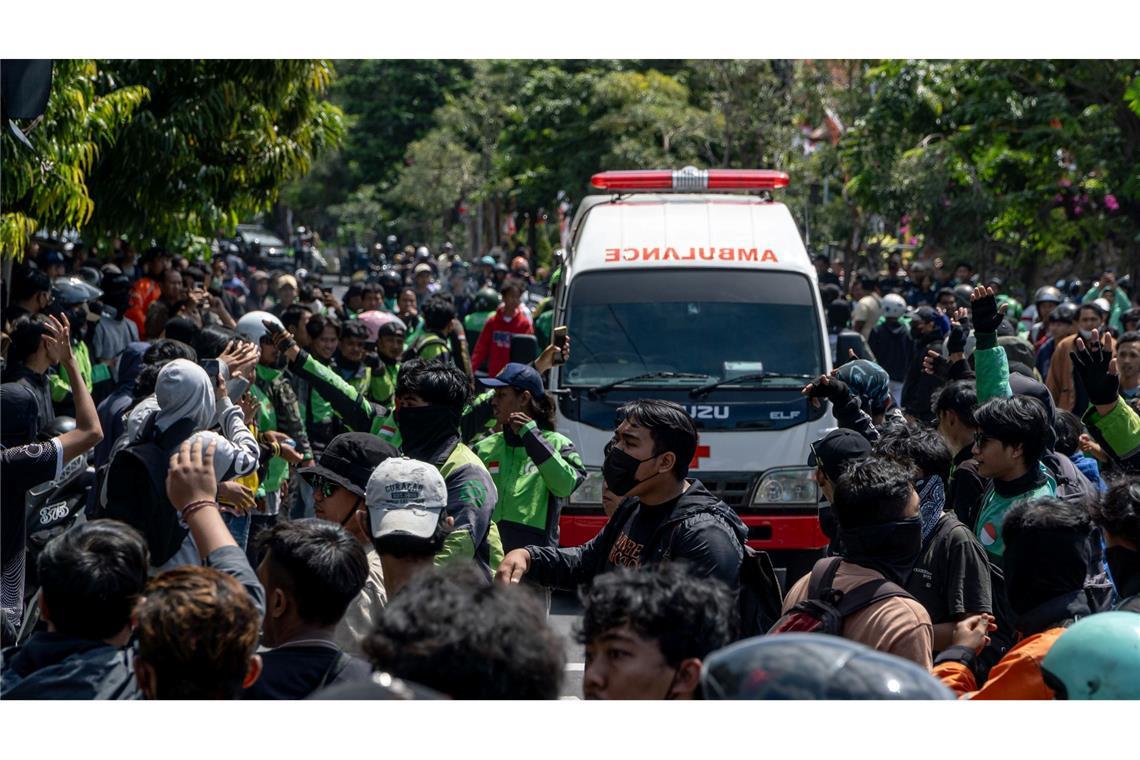 Protestwelle erreicht Bali - Dorfwächter mobilisiert In der Hauptstadt Denpasar kam es zu Unruhen.