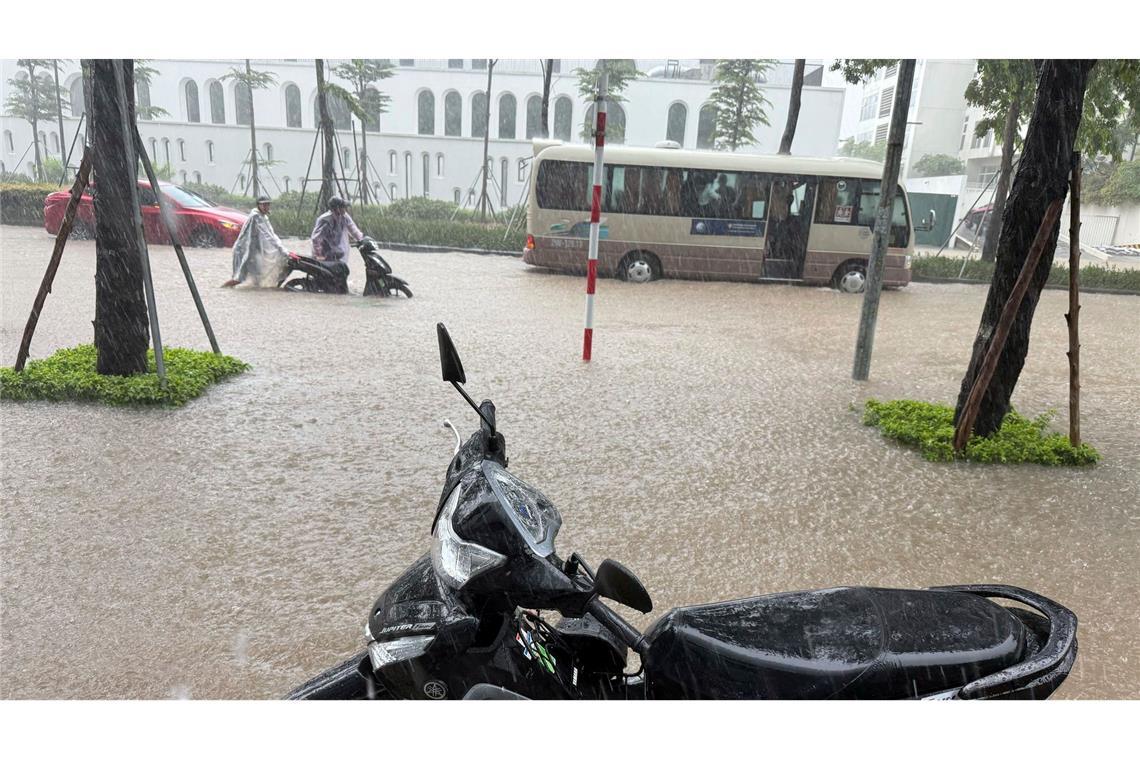 Tote und Schäden durch Taifun "Kajiki" in Vietnam In der Hauptstadt Hanoi kam es zu massiven Behinderungen des Verkehrs.