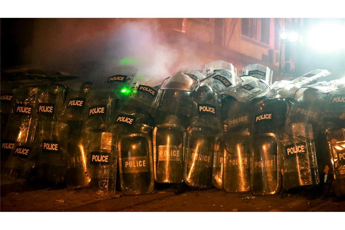 Georgiens Präsidentin fordert Neuwahl des Parlaments In der Hauptstadt Tiflis zog die Polizei erneut starke Kräfte für einen möglichen Einsatz gegen die Demonstranten zusammen.