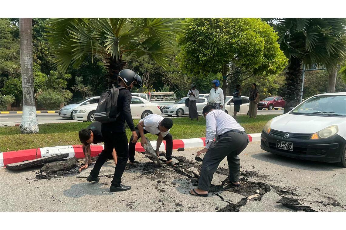 Mann in Myanmar nach fünf Tagen lebend aus Trümmern geborgen In der Hauptstadt von Myanmar, Naypyidaw, wurden Straßen beschädigt.