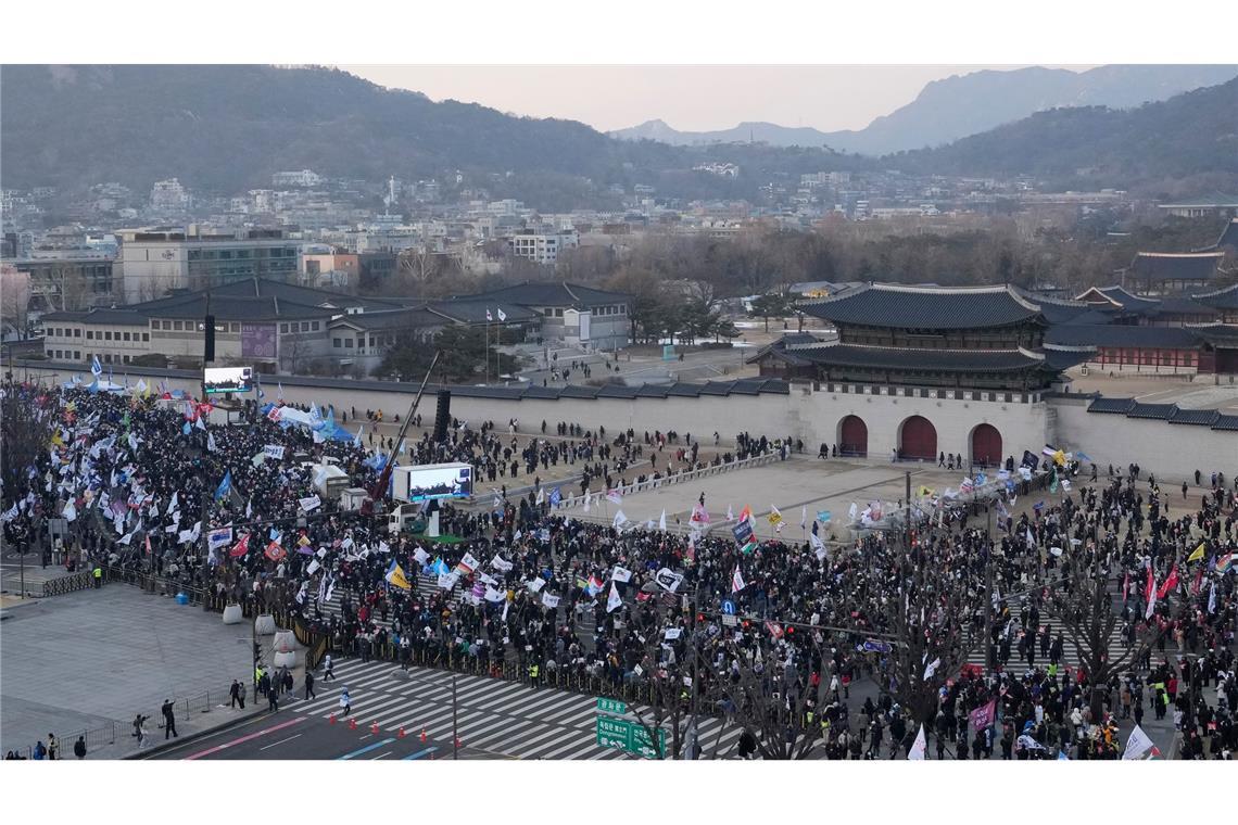 Südkoreas Präsident des Amtes enthoben - Bald folgt Neuwahl In der Innenstadt von Seoul kam es während der vergangenen Monate fast täglich zu Demonstrationen. (Archivbild)