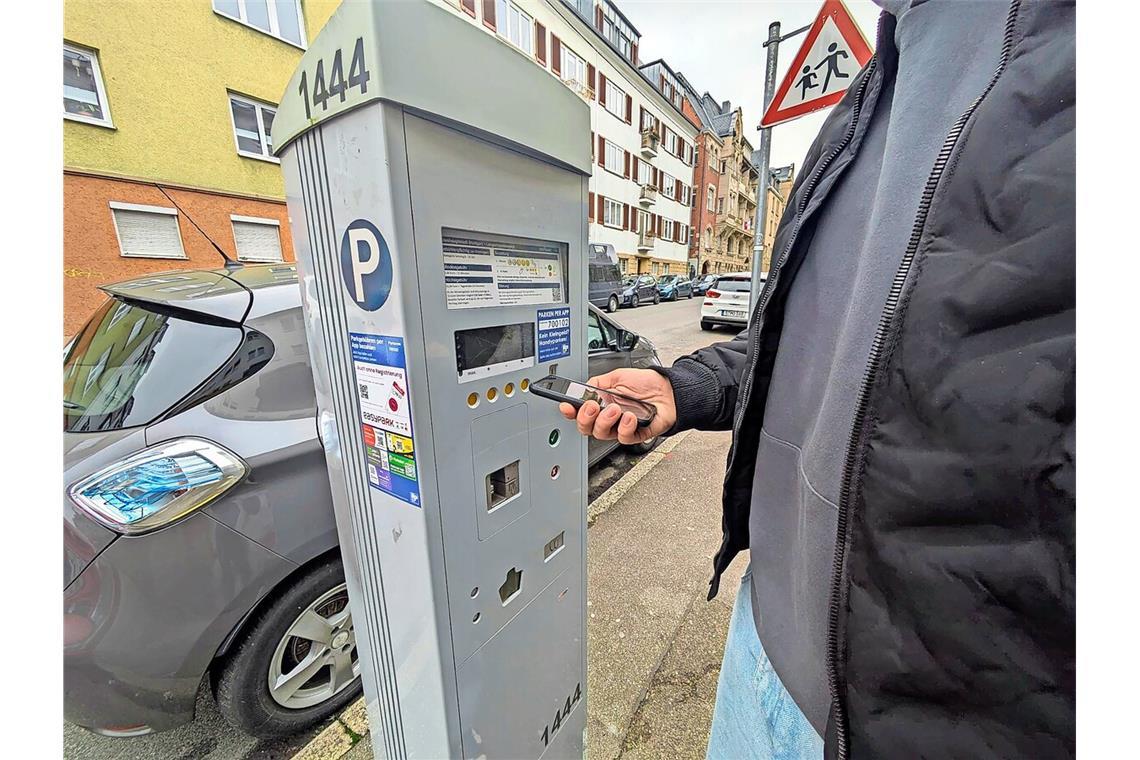 Unscharfes GPS und Info-Lücken In der Innenstadt, wie hier in der Alexanderstraße, sind die Aufkleber zum Handyparken schon allgegenwärtig – in den Außenbezirken ist oft noch Fehlanzeige.