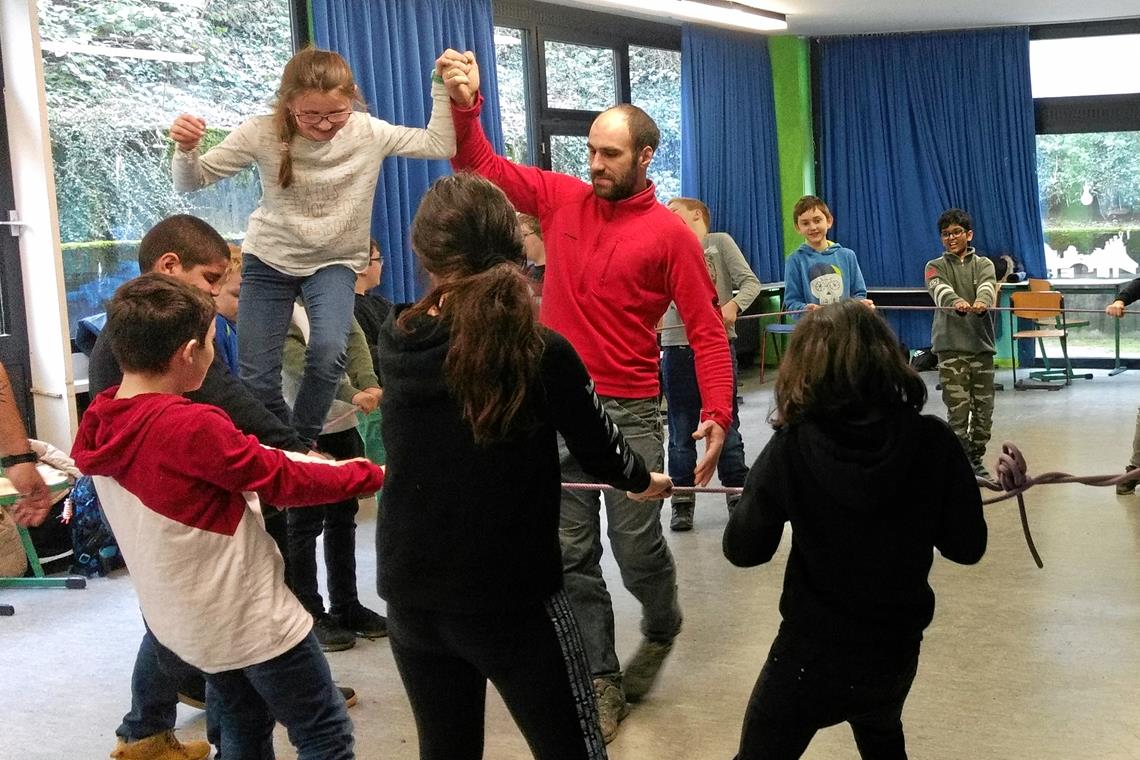 In der jetzigen Lage nicht mehr denkbar, aber vor einiger Zeit noch ein spannendes Präventionsangebot für die Lautereck-Realschüler in Sulzbach: Erlebnispädagoge Fabian Fälchle (Mitte, roter Pulli) hat verschiedene Spiele im Gepäck, bei denen Vertrauen und Verlässlichkeit Thema sind. Foto: privat