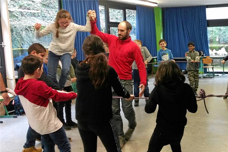 In der jetzigen Lage nicht mehr denkbar, aber vor einiger Zeit noch ein spannendes Präventionsangebot für die Lautereck-Realschüler in Sulzbach: Erlebnispädagoge Fabian Fälchle (Mitte, roter Pulli) hat verschiedene Spiele im Gepäck, bei denen Vertrauen und Verlässlichkeit Thema sind. Foto: privat