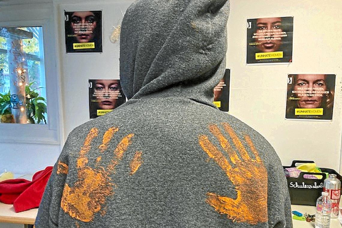 Selbstsicher(er) durch Körperwahrnehmung In der Kampagne „Orange the World“ werden weltweit Aktivitäten gebündelt, die sich gegen geschlechtsspezifische Gewalt stark machen. Sie war auch Thema bei den Aktionen der Murrhardter Schulsozialarbeit. Bei der Gestaltung dreier Holzbänke kam folglich auch die Farbe Orange zum Einsatz – und diente dem einen oder anderen kreativen Statement. Foto: privat