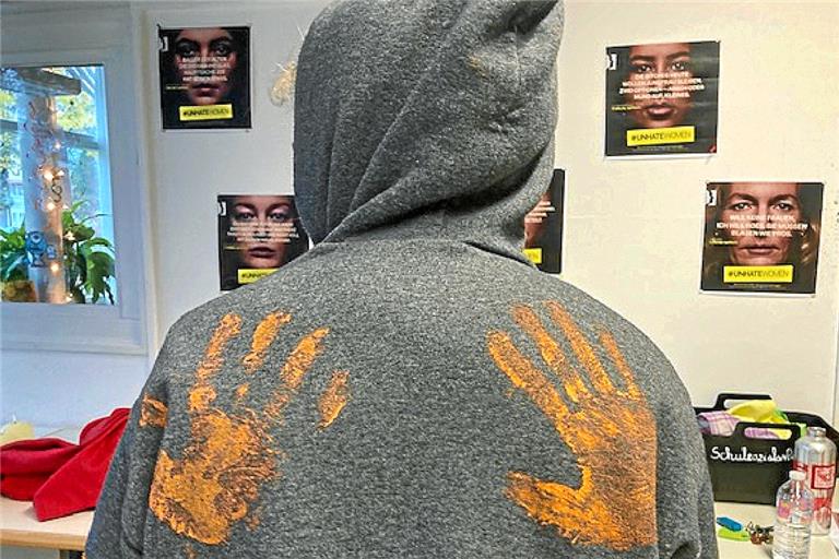 In der Kampagne „Orange the World“ werden weltweit Aktivitäten gebündelt, die sich gegen geschlechtsspezifische Gewalt stark machen. Sie war auch Thema bei den Aktionen der Murrhardter Schulsozialarbeit. Bei der Gestaltung dreier Holzbänke kam folglich auch die Farbe Orange zum Einsatz – und diente dem einen oder anderen kreativen Statement. Foto: privat